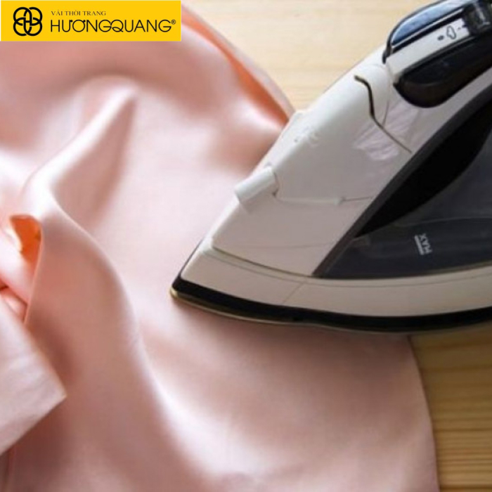 Mẹo ủi vải lụa tơ tằm mượt không bị nhăn