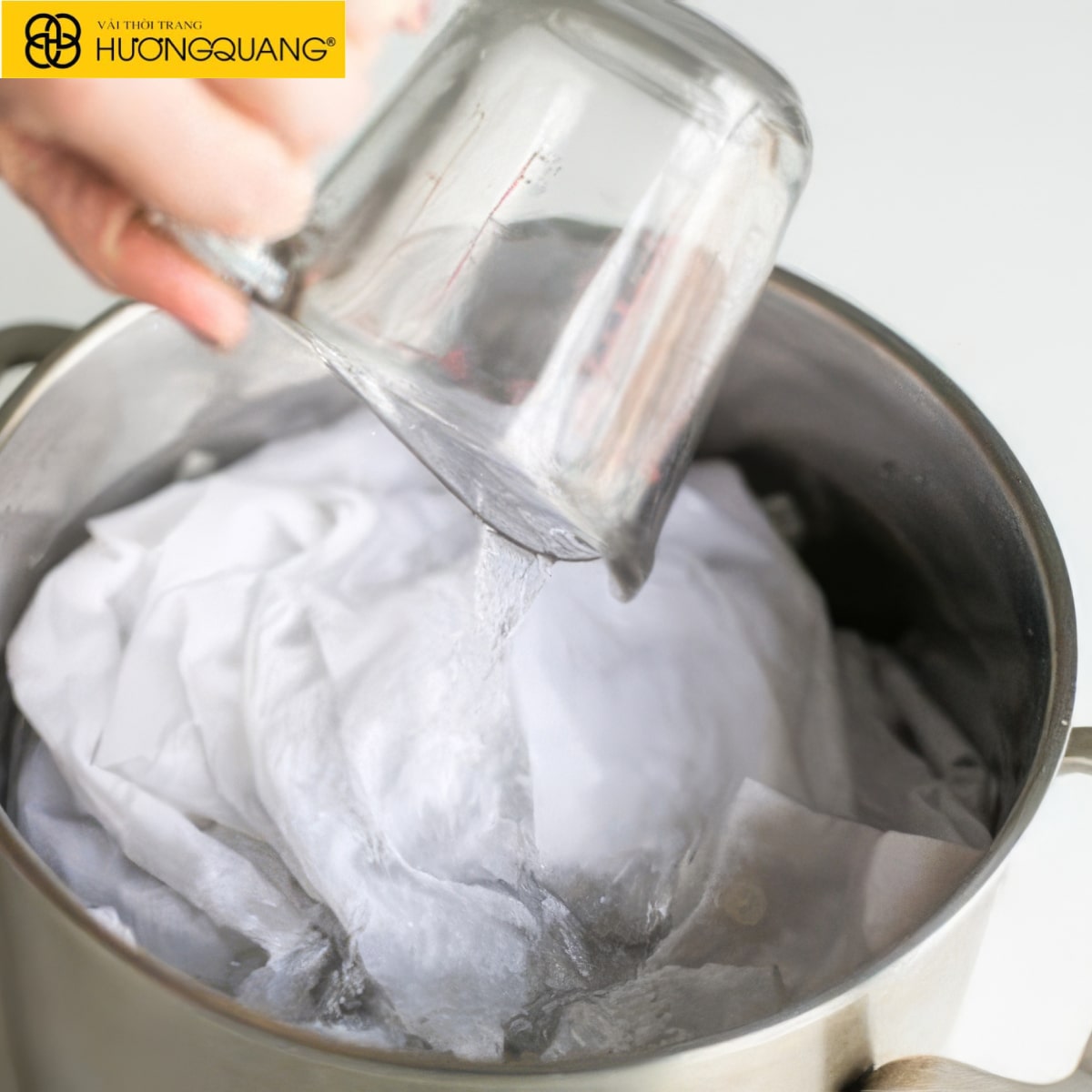 Bí Quyết Xử Lý Vải Taffeta Ánh Nhũ Bị Loang Màu Tại Nhà