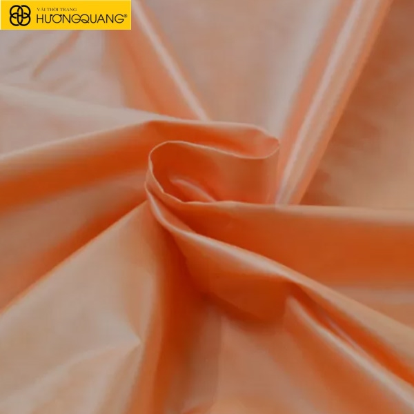 Vải Taffeta Có Nóng Không? Khám Phá Sự Thật Thú Vị Về Độ Giữ Nhiệt Của Vải Taffeta 