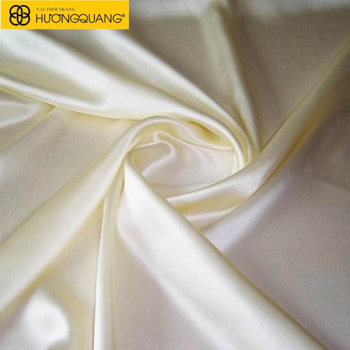 Vải lụa tơ tằm là một trong những chất liệu cao cấp, nổi tiếng với vẻ ngoài bóng mịn, mềm mại và sự tinh tế đặc trưng. Tuy nhiên, để duy trì được vẻ đẹp và độ bền của lụa tơ tằm theo thời gian, việc chăm sóc và giặt giũ đúng cách là vô cùng quan trọng. Trong bài viết này, chúng tôi sẽ hướng dẫn giặt vải lụa tơ tằm, giúp trang phục của bạn luôn giữ được vẻ đẹp tự nhiên và bền lâu.