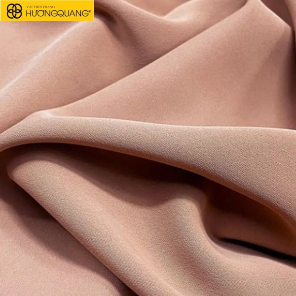 Vải Satin crepe có độ rủ tự nhiên, chống nhăn tốt