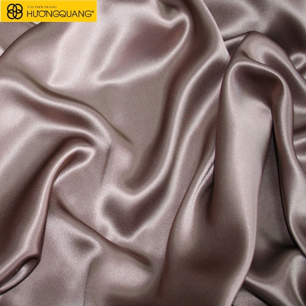 Satin ánh nhũ nude, nhẹ nhàng nhưng nổi bật trong tiệc cưới