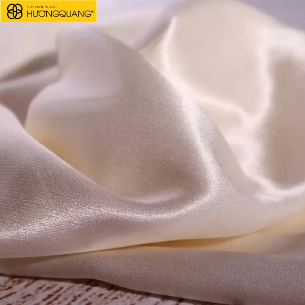 ải tơ tằm satin ánh nhung mang bề mặt mềm mịn, ánh nhẹ sang trọng và độ rũ tự nhiên, là lựa chọn lý tưởng trong thiết kế thời trang cao cấp và đầm dạ hội