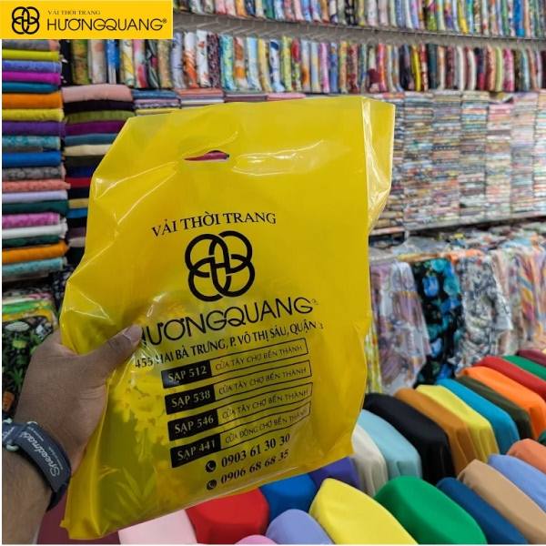 Khách hàng lựa chọn vải tại showroom đại lý uy tín