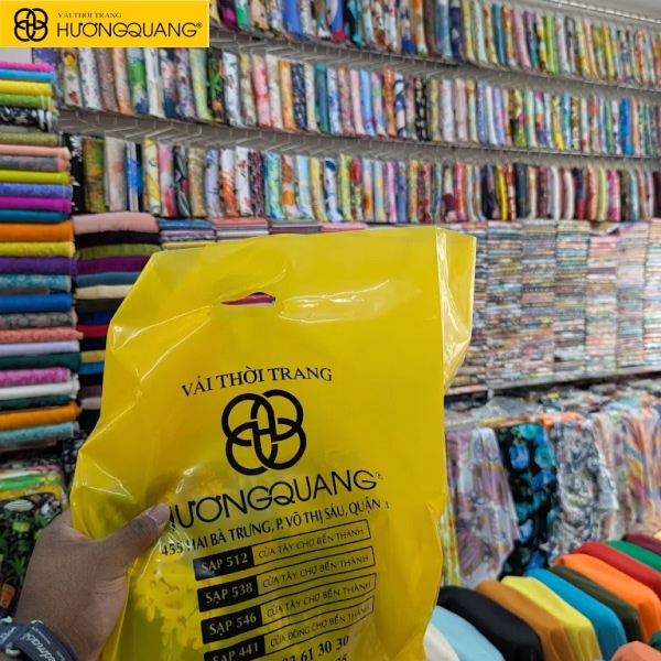 cuộn vải chất lượng cao trong kho xưởng may chuyên nghiệp