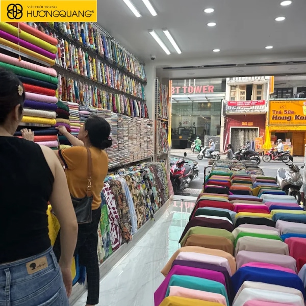 nhân viên tư vấn khách hàng chọn mẫu vải phù hợp với sản phẩm