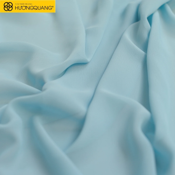 Vải chiffon nhập khẩu: Mẹo chọn chuẩn để may đồ sang trọngVải chiffon nhập khẩu từ lâu đã trở thành chất liệu được nhiều tín đồ thời trang ưa chuộng. Nhờ đặc tính mỏng nhẹ, mềm mại và bay bổng, loại vải này phù hợp cho các trang phục sang trọng như váy dạ hội, áo sơ mi thanh lịch hay phụ kiện thời trang tinh tế. Tuy nhiên, để chọn được vải chiffon nhập khẩu chuẩn, người tiêu dùng cần nắm rõ một số mẹo quan trọng. Cùng Vải thời trang cao cấp Hương Quang tìm hiểu kĩ hơn qua bài viết dưới đây 
1. Cách nhận biết vải chiffon nhập khẩu chất lượng cao
Chất lượng vải là yếu tố quyết định vẻ đẹp và độ bền của trang phục. Không phải vải chiffon nhập khẩu nào cũng đạt chuẩn, vì vậy cần quan sát kỹ các chi tiết cơ bản.
HÌNH
1.1 Quan sát bề mặt vải và màu sắc
Bề mặt vải chiffon nhập khẩu chất lượng cao thường mịn, đều và sáng. Màu sắc tươi tắn, không bị lem hay nhòe, giúp trang phục khi may lên form chuẩn và sang trọng.
1.2 Cảm nhận độ mềm mại và co giãn
Khi sờ vào, vải chiffon nhập khẩu có cảm giác mềm mại, nhẹ nhàng, bay bổng. Đồng thời, vải có độ co giãn vừa phải, không quá cứng hay giòn, tạo cảm giác thoải mái khi mặc.
1.3 Kiểm tra độ bền và khả năng chống nhăn
Một loại vải chiffon nhập khẩu chất lượng sẽ bền bỉ theo thời gian và ít nhăn khi giặt. Thử kéo nhẹ và xếp vải để kiểm tra độ đàn hồi, giúp tránh mua phải vải kém chất lượng.
HÌNH
Nhận biết vải chiffon nhập khẩu chuẩn là bước quan trọng để đảm bảo trang phục sau khi may vừa đẹp vừa bền.
2. Cách chọn vải chiffon nhập khẩu phù hợp từng loại trang phục
Chọn đúng loại vải chiffon nhập khẩu giúp trang phục tôn dáng, dễ phối màu và phù hợp với từng dịp.
2.1 Váy, đầm dạ hội
Vải chiffon nhập khẩu mềm mịn, bay bổng là lựa chọn hoàn hảo cho váy dạ hội. Loại vải này giúp form váy rũ tự nhiên và tạo cảm giác sang trọng, thanh lịch.
2.2 Áo sơ mi, áo kiểu thời trang
Với áo sơ mi hay áo kiểu, vải chiffon nhập khẩu nhẹ và thoáng khí mang lại sự thoải mái khi mặc, đồng thời giữ phom dáng áo tinh tế.
2.3 Phụ kiện như khăn choàng, voan…
Các phụ kiện thời trang nhỏ như khăn choàng, voan hoặc lớp lót váy cũng nên sử dụng vải chiffon nhập khẩu mỏng nhẹ. Vải này giúp phụ kiện giữ nếp, mềm mại và dễ phối hợp trang phục.
HÌNH
Lựa chọn vải chiffon nhập khẩu phù hợp theo từng loại trang phục là bí quyết giúp bộ đồ hoàn thiện trở nên thanh lịch và sang trọng.
3. Xu hướng vải chiffon nhập khẩu trong thời trang hiện nay
Thời trang luôn đổi mới, và vải chiffon nhập khẩu cũng không ngoại lệ. Nắm bắt xu hướng giúp các nhà thiết kế và người dùng sáng tạo trang phục đẹp mắt.
3.1 Màu sắc, họa tiết hot trend
Màu pastel, nude hoặc các gam màu nổi bật đang được ưa chuộng. Họa tiết hoa, chấm bi hoặc kẻ sọc kết hợp cùng vải chiffon nhập khẩu tạo điểm nhấn tinh tế cho trang phục.
3.2 Kết hợp vải chiffon với các chất liệu khác
Phối vải chiffon nhập khẩu với ren, lụa hoặc cotton giúp trang phục đa dạng về kết cấu. Phương pháp này mang đến cảm giác cao cấp và độc đáo cho bộ đồ.
3.3 Những mẫu trang phục được yêu thích
Váy maxi, đầm xòe, áo kiểu voan hay khăn choàng mỏng đều là những sản phẩm được ưa chuộng. Vải chiffon nhập khẩu giúp các mẫu này trông thanh thoát và bay bổng hơn.
HÌNH
Cập nhật xu hướng sử dụng vải chiffon nhập khẩu giúp trang phục luôn hợp mốt và thể hiện phong cách thời trang hiện đại.
4. Thương hiệu vải chiffon nhập khẩu đáng tin cậy: Hương Quang
Chọn mua vải chiffon nhập khẩu từ thương hiệu uy tín là yếu tố quan trọng để đảm bảo chất lượng và độ bền của trang phục.
4.1 Lịch sử hình thành và phát triển
Hương Quang là thương hiệu vải thời trang cao cấp nổi tiếng tại Việt Nam, chuyên nhập khẩu và phân phối các loại vải chiffon cao cấp. Thương hiệu này đã khẳng định uy tín qua nhiều năm phục vụ khách hàng trong nước và quốc tế.
4.2 Các sản phẩm vải chiffon nhập khẩu nổi bật
Hương Quang cung cấp nhiều loại vải chiffon nhập khẩu với màu sắc phong phú, từ pastel nhẹ nhàng đến sắc màu nổi bật. Chất liệu mềm mịn, bền đẹp giúp các nhà thiết kế và khách hàng dễ dàng tạo ra sản phẩm sang trọng.
4.3 Chính sách mua hàng và bảo hành chất lượng
Khách hàng khi mua vải chiffon nhập khẩu tại Hương Quang được cam kết chất lượng, chính sách đổi trả rõ ràng và hỗ trợ tư vấn thiết kế. Đây là lựa chọn an tâm cho những ai muốn may trang phục cao cấp.
HÌNH
Vải chiffon nhập khẩu là lựa chọn lý tưởng để may trang phục sang trọng và thanh lịch. Bằng cách nhận biết chất lượng, chọn vải phù hợp từng loại trang phục, cập nhật xu hướng và mua từ thương hiệu uy tín như Hương Quang, người dùng sẽ dễ dàng sở hữu bộ đồ đẹp, bền và hợp thờ