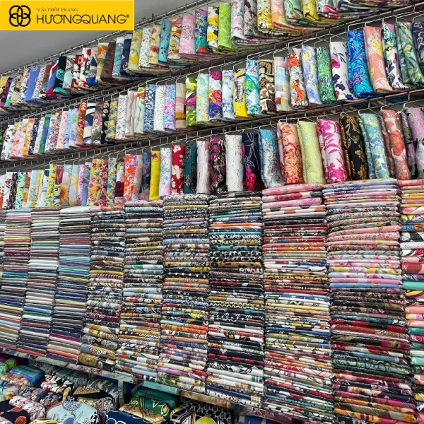 Nhân viên đang kiểm tra chất lượng vải trong kho