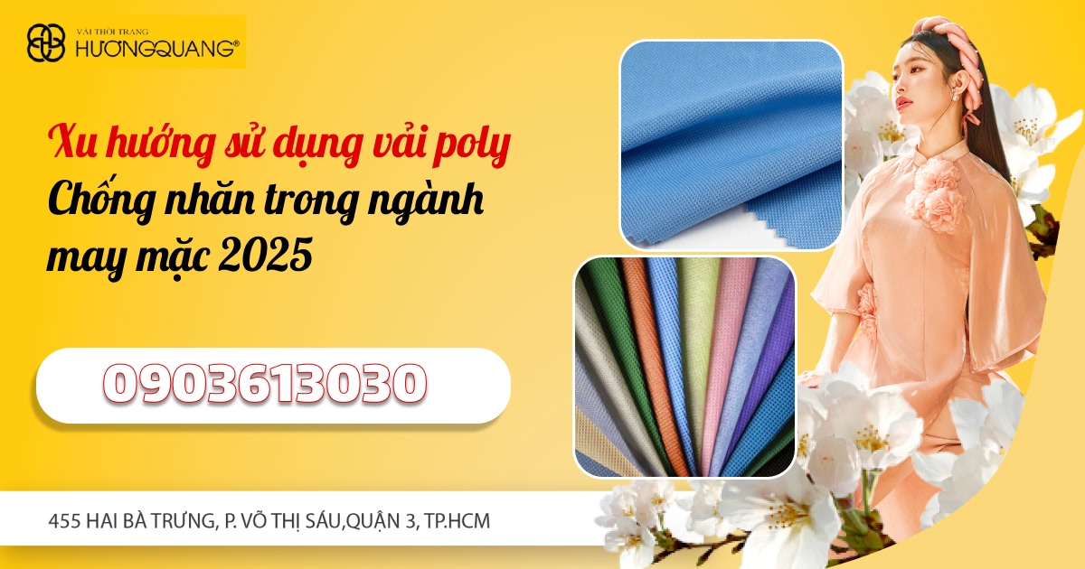 Nhân viên Hương Quang tư vấn chọn vải poly chống nhăn cho khách hàng