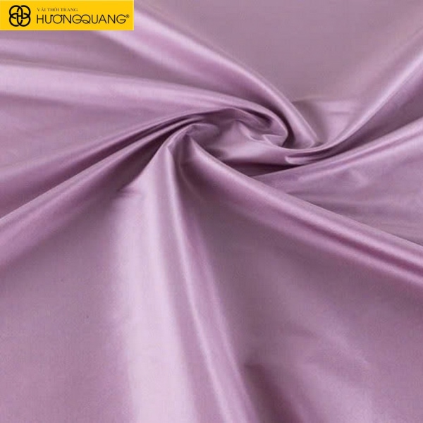 Bề mặt vải phi bóng mịn màng, ánh sáng lấp lán