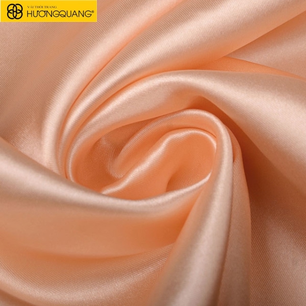 Giặt nhẹ vải phi bóng bằng tay