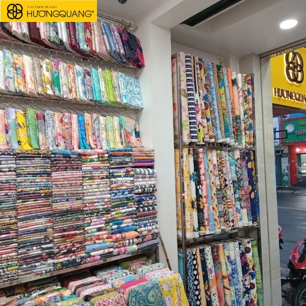 cuộn vải nhiều màu được đóng kiện tại xưởng sản xuất