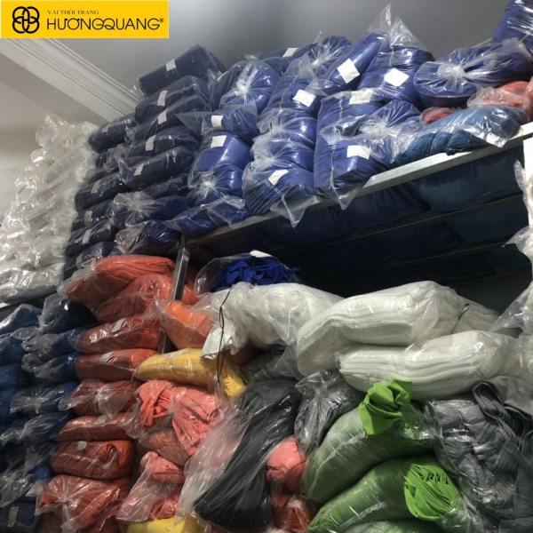 Kiểm tra mẫu vải trước khi đặt hàng