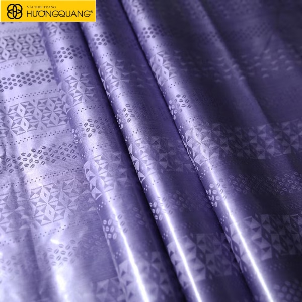 Phối vải brocade với ren tinh tế ở cổ, tay, eo