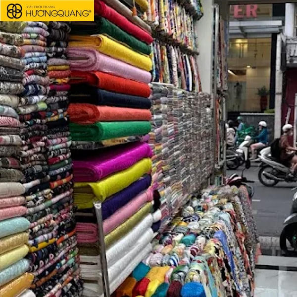 Mẫu vải gấm thêu tay tại cửa hàng Vải Hương Quang