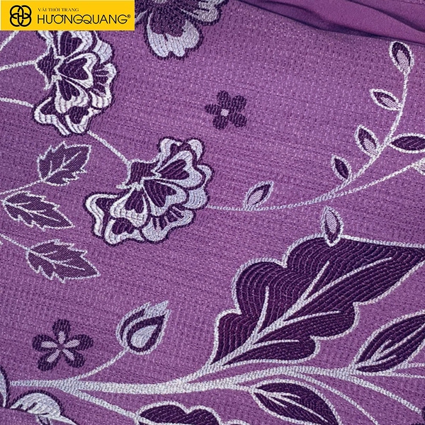 Áo dài gấm thêu tay dự lễ hội truyền thống