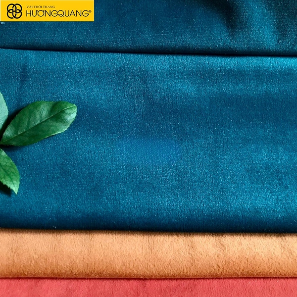 Khi tìm kiếm chất liệu phù hợp cho phụ nữ tuổi trung niên, vải nhung tuyết áo dài trung niên luôn được đánh giá cao nhờ sự mềm mại, sang trọng và dễ tôn dáng. Tuy nhiên, để lựa chọn đúng loại vải không phải là điều đơn giản, nhất là khi thị trường có quá nhiều mức chất lượng khác nhau. Bài viết này Vải Hương Quang sẽ giúp bạn hiểu chính xác những tiêu chí cần nhớ khi lựa chọn. Hình

1. Những yếu tố cần biết về vải nhung tuyết áo dài trung niên

Để hiểu rõ về tính chất của vải nhung tuyết áo dài trung niên, một chất liệu được ưa chuộng bởi độ rũ đẹp và vẻ sang trọng. 

Vải nhung tuyết được cấu tạo từ sợi tổng hợp mềm mại, mặt vải phủ lớp lông mịn như tuyết, tạo cảm giác êm ái khi mặc. Nhờ vậy, vải nhung tuyết áo dài trung niên rất phù hợp cho những dịp cần sự thanh lịch.

Các loại nhung tuyết phổ biến: Nhung tuyết có loại mỏng, loại dày, nhung tuyết mịn và nhung tuyết lụa. Mỗi loại mang độ rũ và độ bóng khác nhau giúp vải nhung tuyết áo dài trung niên dễ ứng dụng vào nhiều kiểu dáng.

Vải có độ rũ tự nhiên, ôm vừa phải và ít nhăn. Chính nhờ đặc tính này mà vải nhung tuyết áo dài trung niên giúp cơ thể trông gọn gàng và thanh thoát hơn.

Hình

2. Lợi ích khi chọn áo dài trung niên từ vải nhung tuyết

Sau khi hiểu về cấu tạo, bạn cần biết lý do vì sao vải nhung tuyết áo dài trung niên luôn được phái đẹp tuổi 40 đến 60 ưu tiên lựa chọn. Những lợi ích dưới đây chính là câu trả lời thuyết phục nhất.

Giấu khuyết điểm cơ thể: Độ rũ vừa phải của vải nhung tuyết áo dài trung niên giúp che vòng eo, bụng và bắp tay, tạo tổng thể thanh lịch.
Mang lại sự mềm mại và ấm áp: Vải giữ nhiệt tốt, tạo cảm giác thoải mái trong những buổi tiệc tối hoặc sự kiện trang trọng, khiến người mặc tự tin hơn.
Hợp nhiều phong cách và vóc dáng: Dù dáng người tròn hay gầy, vải nhung tuyết áo dài trung niên đều tôn lên sự quý phái, phù hợp hầu hết các tông màu trầm sang.

Có thể thấy, lựa chọn vải nhung tuyết áo dài trung niên không chỉ là chọn một chất liệu đẹp, mà còn là chọn sự tự tin và thần thái khi bước vào tuổi trung niên.

3. Những mẫu áo dài nhung tuyết trung niên bán chạy nhất hiện nay

Trước khi mua vải, bạn nên biết thị trường hiện đang chuộng những kiểu áo dài nào. Điều này giúp bạn dễ định hình phong cách phù hợp nhất với mình khi chọn vải nhung tuyết áo dài trung niên.

Áo dài nhung tuyết trơn thanh lịch: Mẫu trơn tôn vẻ tinh tế, phù hợp phụ nữ thích sự nhẹ nhàng. Khi may bằng vải nhung tuyết áo dài trung niên, form dáng càng thêm mềm mại.
Áo dài nhung tuyết hoa nổi sang trọng: Hoa nổi giúp tạo điểm nhấn mà không bị rườm rà. Đây là mẫu được nhiều khách hàng trung niên lựa chọn.
Áo dài nhung tuyết phối ren hoặc voan: Sự kết hợp tạo hiệu ứng trẻ trung mà vẫn giữ nét nền nã đặc trưng của vải nhung tuyết áo dài trung niên.

Biết được các mẫu bán chạy giúp bạn dễ đưa ra lựa chọn phù hợp khi mua vải nhung tuyết áo dài trung niên, tránh tình trạng lỗi mốt hoặc khó phối phụ kiện.

Hình

4. Thương hiệu Vải Hương Quang uy tín chuyên cung cấp vải nhung tuyết áo dài trung niên
Sau khi nắm rõ đặc tính và kiểu dáng, bước cuối cùng và quan trọng nhất là mua đúng nơi uy tín. Vải Hương Quang là địa chỉ nổi bật được nhiều khách hàng lựa chọn khi mua vải nhung tuyết áo dài trung niên, thương hiệu lâu năm chuyên các dòng vải áo dài cao cấp.
4.1 Nguồn gốc vải rõ ràng và được kiểm định chất lượng

Vải tại Hương Quang luôn được chọn lọc kỹ, đảm bảo độ mềm, độ rũ và màu sắc chuẩn của vải nhung tuyết áo dài trung niên.

4.2 Đa dạng mẫu mã và luôn cập nhật xu hướng mới nhất

Khách hàng dễ dàng tìm thấy hàng trăm mẫu vải nhung tuyết áo dài trung niên từ trơn, hoa nổi đến 3D hoặc phối ren.

Hình

4.3 Chính sách mua sỉ – lẻ rõ ràng, hỗ trợ nhiệt tình

Đội ngũ tư vấn có kinh nghiệm lâu năm giúp bạn chọn đúng loại vải nhung tuyết áo dài trung niên phù hợp độ tuổi và phong cách.

Một thương hiệu uy tín như Hương Quang sẽ giúp bạn yên tâm hơn về chất lượng vải nhung tuyết áo dài trung niên, tránh hàng mỏng, bạc màu hoặc không đúng độ mềm mịn chuẩn.

Hình

Tìm được loại vải nhung tuyết áo dài trung niên phù hợp là bước quan trọng quyết định vẻ đẹp và độ sang trọng của chiếc áo dài. Nếu bạn cần lời khuyên chuyên sâu hơn hoặc muốn xem trực tiếp các mẫu vải đạt chuẩn, Vải Hương Quang luôn sẵn sàng hỗ trợ với đội ngũ tư vấn am hiểu chất liệu. Đây chắc chắn là điểm đến tin cậy để bạn yên tâm chọn mua các dòng vải nhung tuyết cao cấp