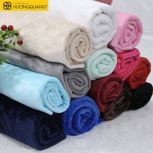 Khách hàng chọn vải nhung tuyết áo dài trung niên tại Hương Quang