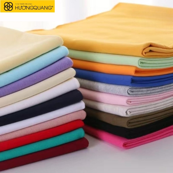 Công nhân kiểm tra vải organic cotton trong xưởng sản xuất