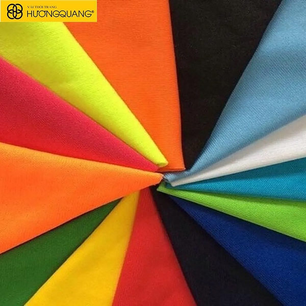 Người tiêu dùng thử vải organic cotton Việt Nam để kiểm tra độ mềm và thấm hút