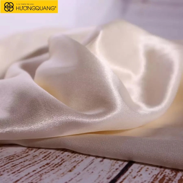 Sợi polyester–spandex trong satin bóng nhập khẩu.