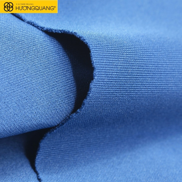 Tay kéo căng miếng vải dệt kim để kiểm tra độ co giãn