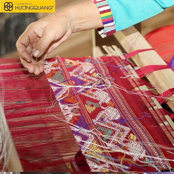 Thợ dệt thủ công đang thao tác trên khung cửi truyền thống