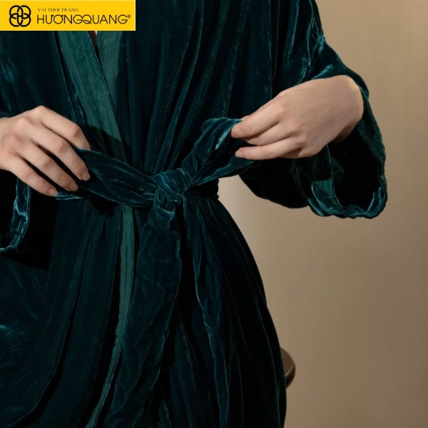 Blazer và vest nhung lụa lịch lãm trên mannequin