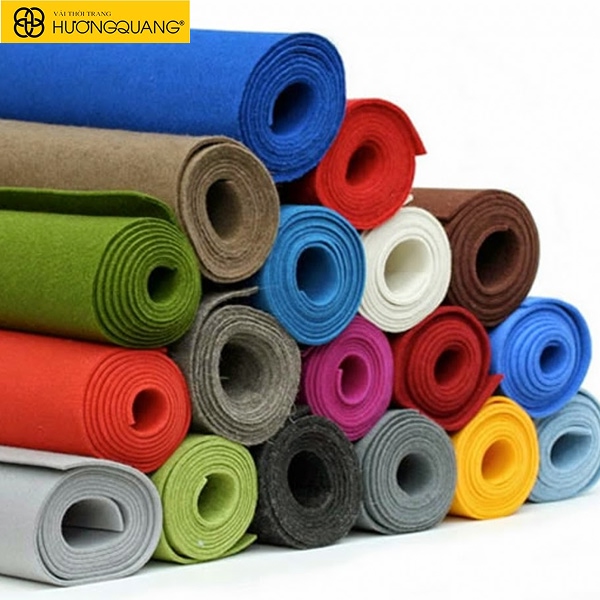 Cận cảnh vải nỉ đỏ mịn, thể hiện kết cấu sợi dày và ấm áp