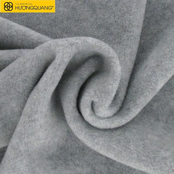 Vải nỉ chống xù màu đỏ và trắng, xếp chồng lên nhau