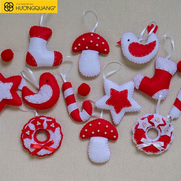 Phụ kiện handmade Noel làm từ vải nỉ như tất treo, vòng treo cửa và hình dán