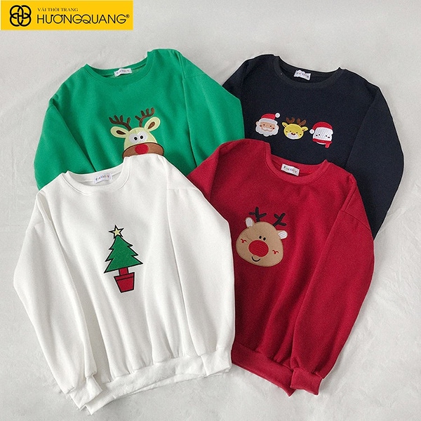 Tay cầm một miếng vải nỉ và vò nhẹ để kiểm tra độ mềm và hồi form