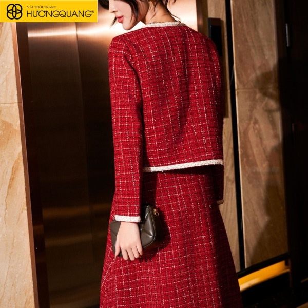 Vải đỏ đô tạo cảm giác sang trọng cho trang phục Tết