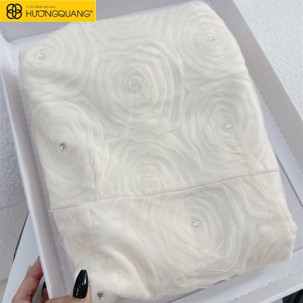 Váy tiệc với vải ren chỉ nổi 3D sang trọng