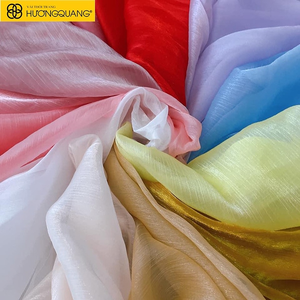 Váy dạ hội may từ vải tơ óng ánh sang trọng