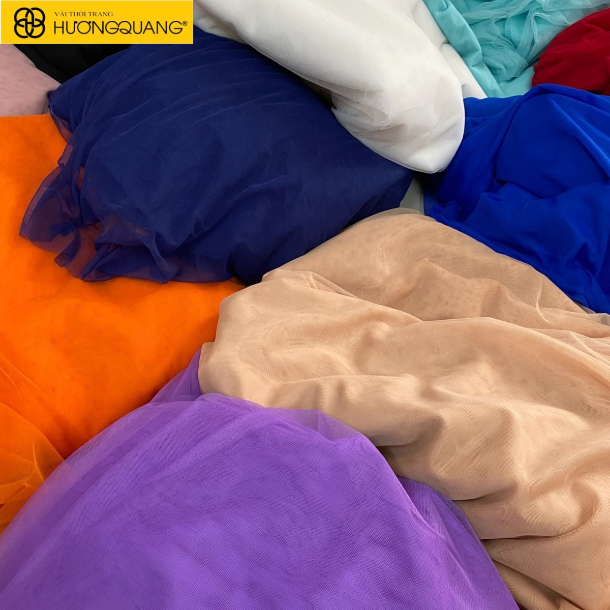 Bảo quản trang phục từ vải voan tơ ánh nhũ