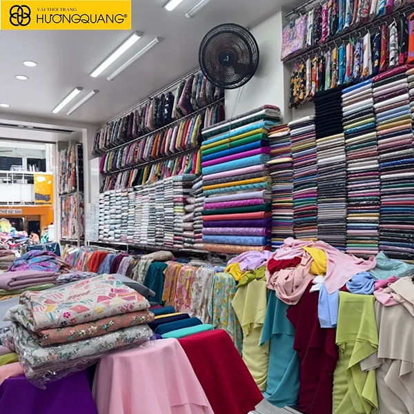 Nhà thiết kế lựa chọn chất liệu tại cửa hàng vải thiết kế uy tín