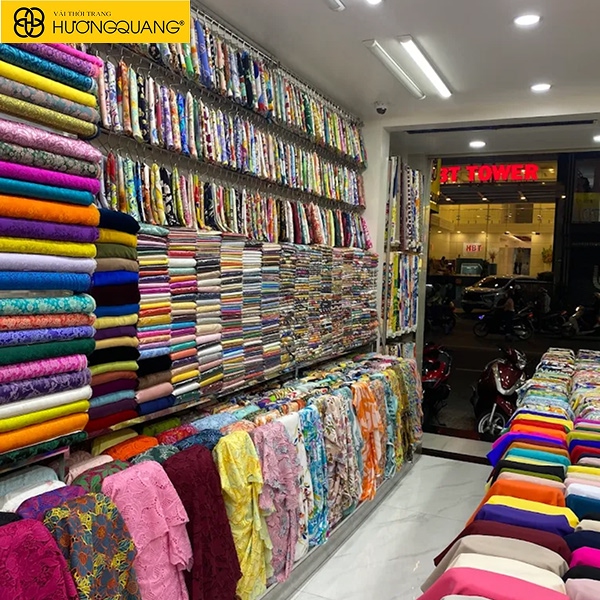 Khách hàng trải nghiệm vải cao cấp trực tiếp tại showroom