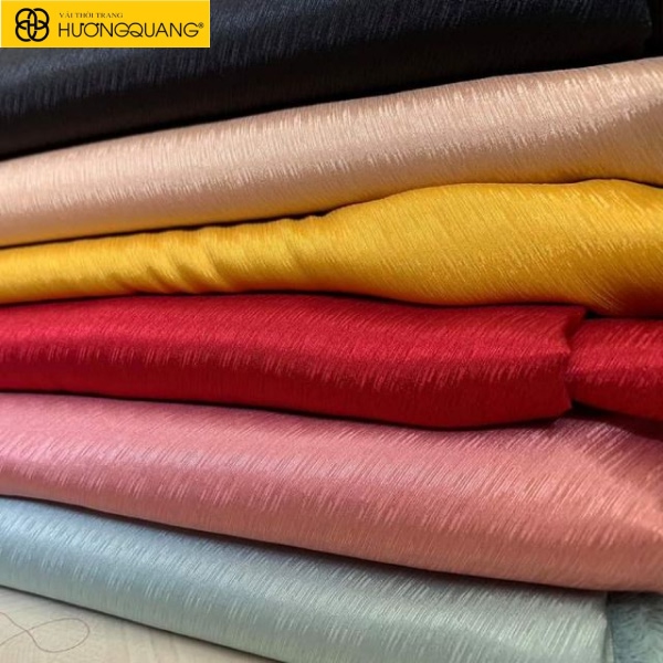 Kiểm tra độ rũ của vải lụa vân mây trước khi may áo dài