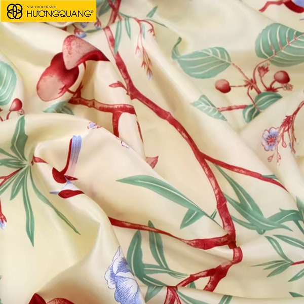 Áo dài truyền thống may từ vải satin lụa Ý