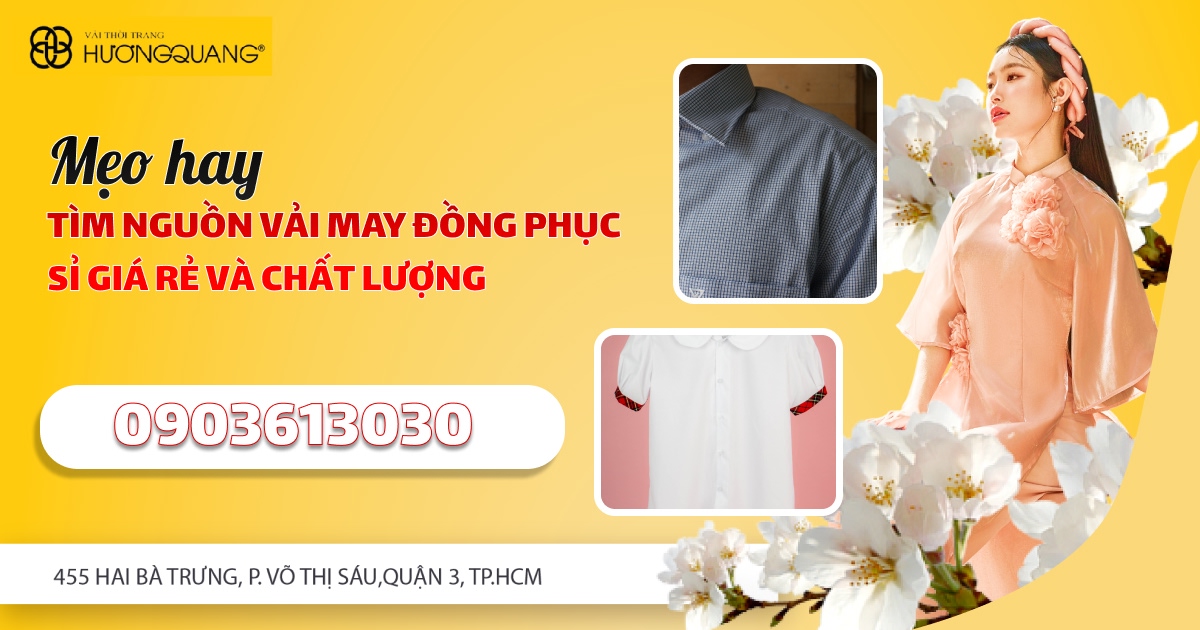 Nhân viên tư vấn lựa chọn vải may đồng phục