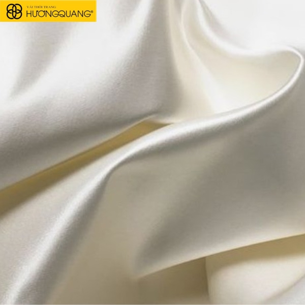 Vải silk tơ tằm với độ rũ tự nhiên khi treo