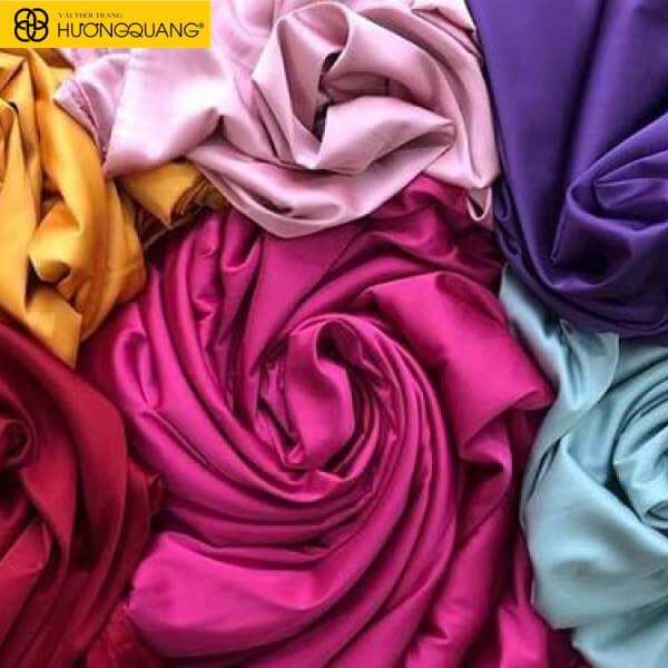 Bề mặt vải silk tự nhiên mềm mịn và có độ bóng nhẹ