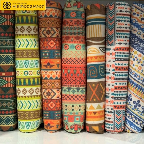 Nghệ nhân dệt vải thổ cẩm thủ công bằng khung dệt truyền thống