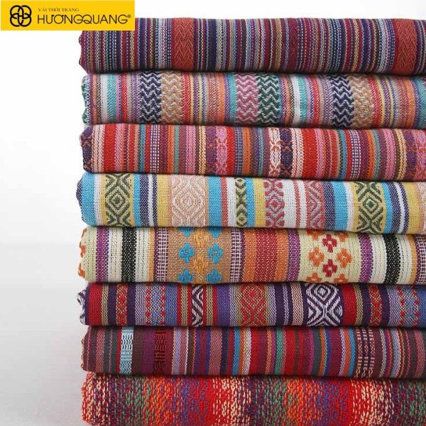 Nghệ nhân người dân tộc đang dệt vải bằng kỹ thuật thắt lưng