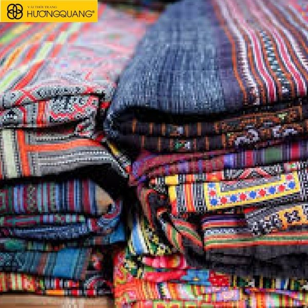 Giặt vải thổ cẩm bằng tay với nguyên liệu tự nhiên