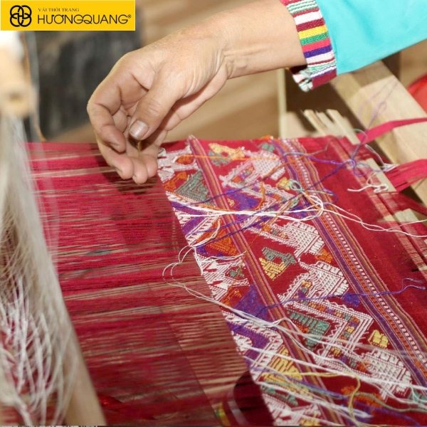 Phơi vải thổ cẩm trong bóng râm để tránh phai màu